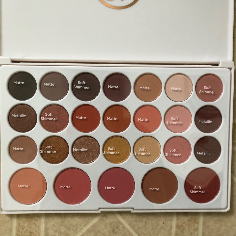 24 Eyeshadow and Blush Palette Neutral Nouveau